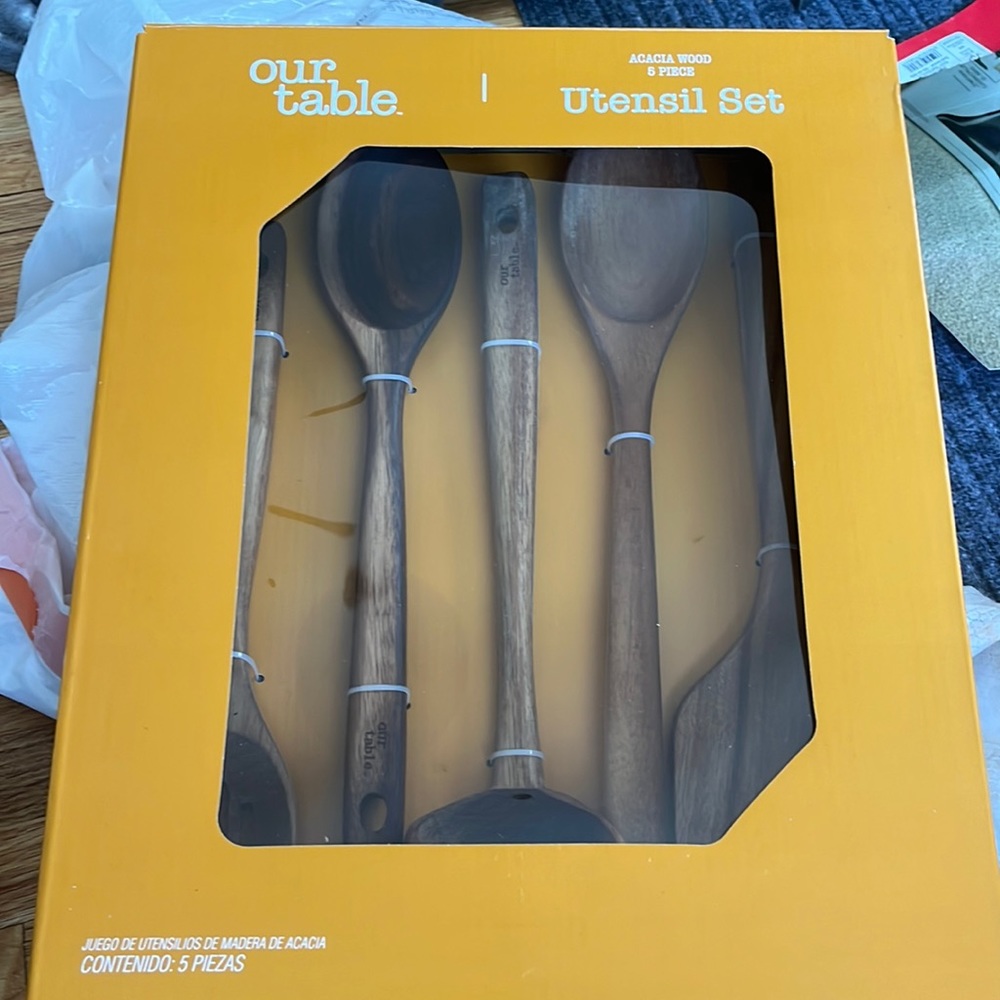 Brand new acacia wood utensil set